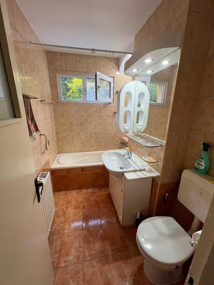 Apartament cu 3 camere semidecomandat în Drumul Carului