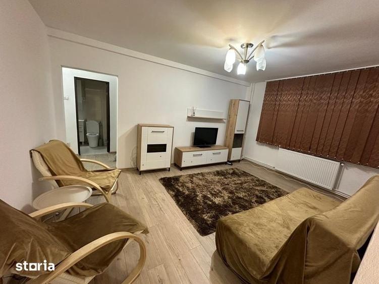 Apartament cu 3 camere semidecomandat, mobilat în Central