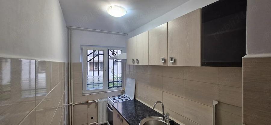 Apartament cu 3 camere semidecomandat în Casa de Cultură