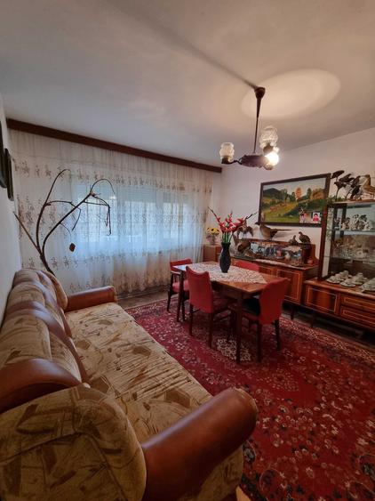 Apartament cu 3 camere semidecomandat în Central