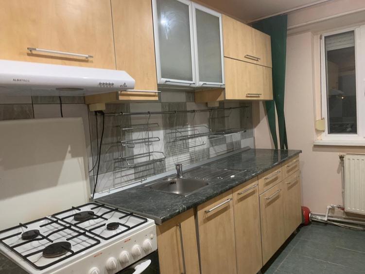 Apartament cu 3 camere decomandat în Călărași