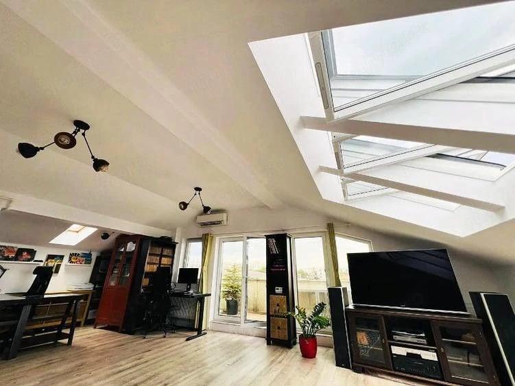 Apartament cu 3 camere decomandat în Est