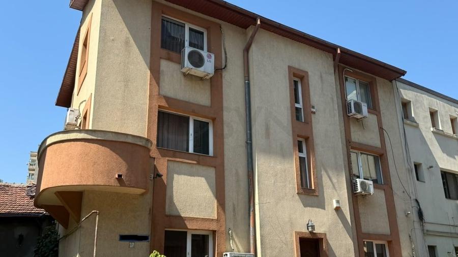 Casă individuală cu 8 camere cu Teren 200 Mp în Unirii