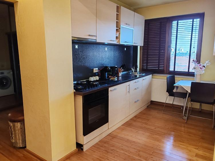 Apartament cu 3 camere semidecomandat, mobilat în Ultracentral