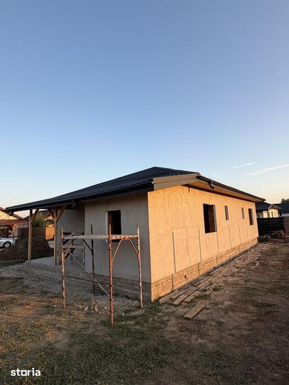 Casă cu 4 camere cu Teren 500 Mp în Joița
