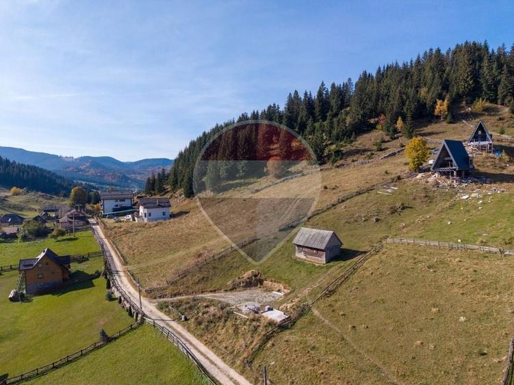 Teren Construcții intravilan de 4500 mp, în Fundata