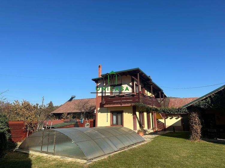 Casă individuală cu 8 camere cu Canalizare în Budești