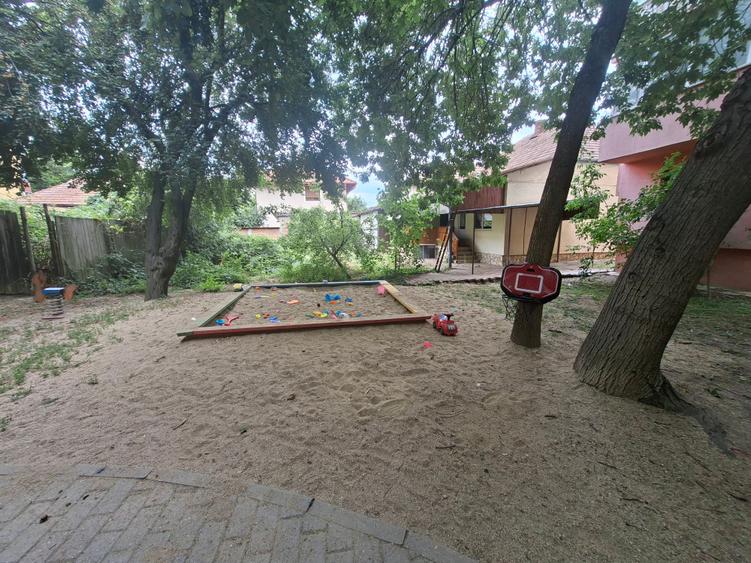 Apartament cu 3 camere decomandat în Dâmbovița