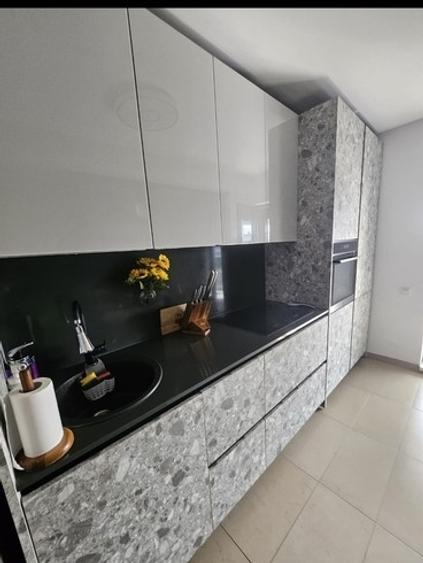 Apartament cu 3 camere decomandat, mobilat în P-ța Victoriei