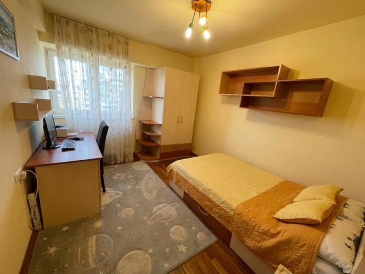 Apartament cu 4 camere decomandat, mobilat în Calea București