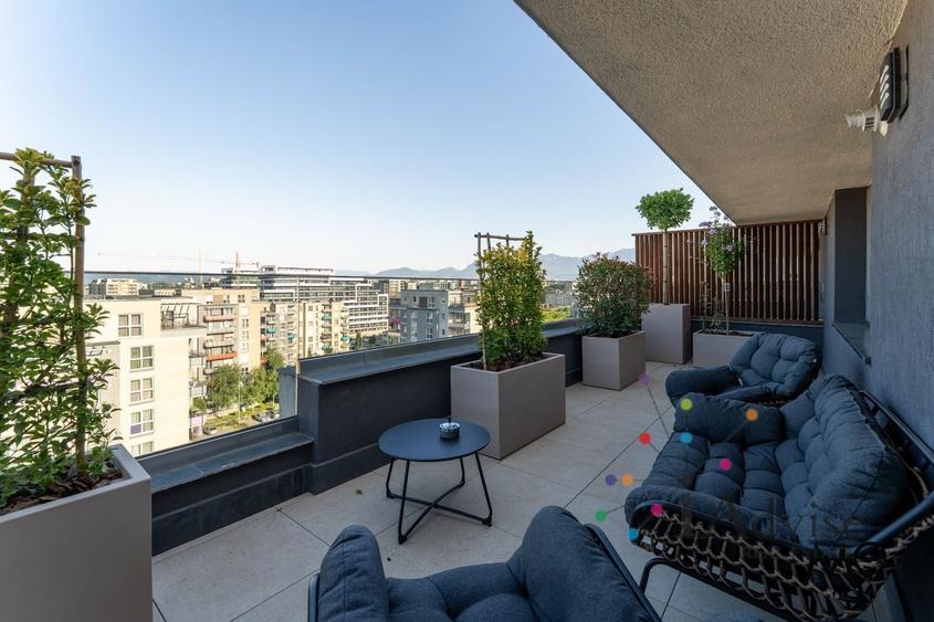 Penthouse cu 3 camere decomandat, mobilat în Tractorul