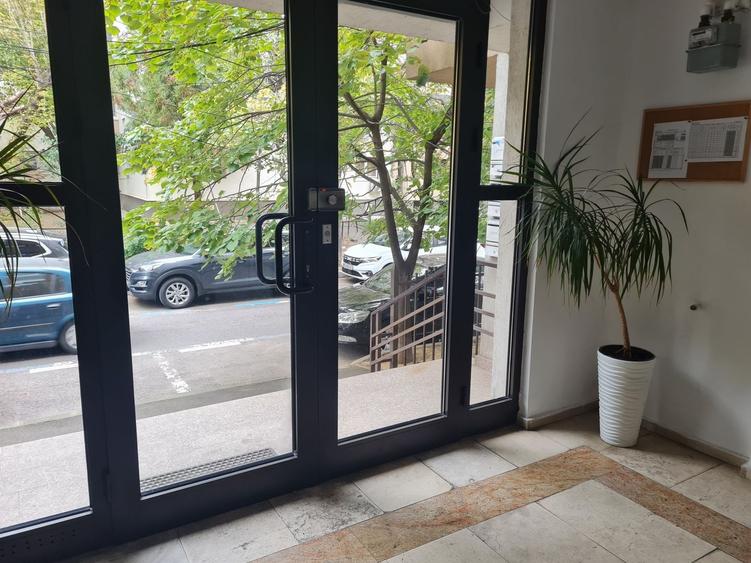 Apartament cu 4 camere decomandat în Herăstrău