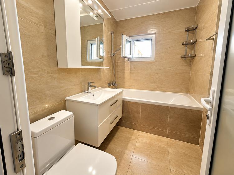 Apartament cu 3 camere decomandat în Sebastian
