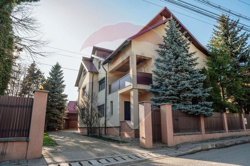 Casă individuală cu 10 camere cu Teren 803 Mp în Nord-Vest