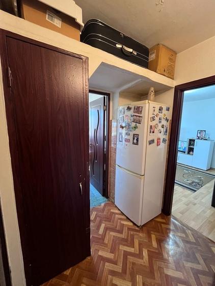 Apartament cu 3 camere semidecomandat în Rovine