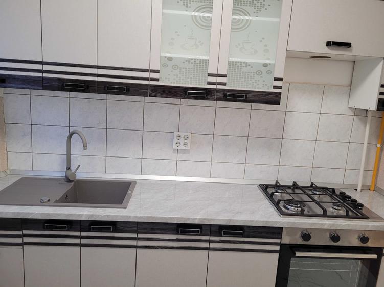 Apartament cu 3 camere decomandat în Podu Roș