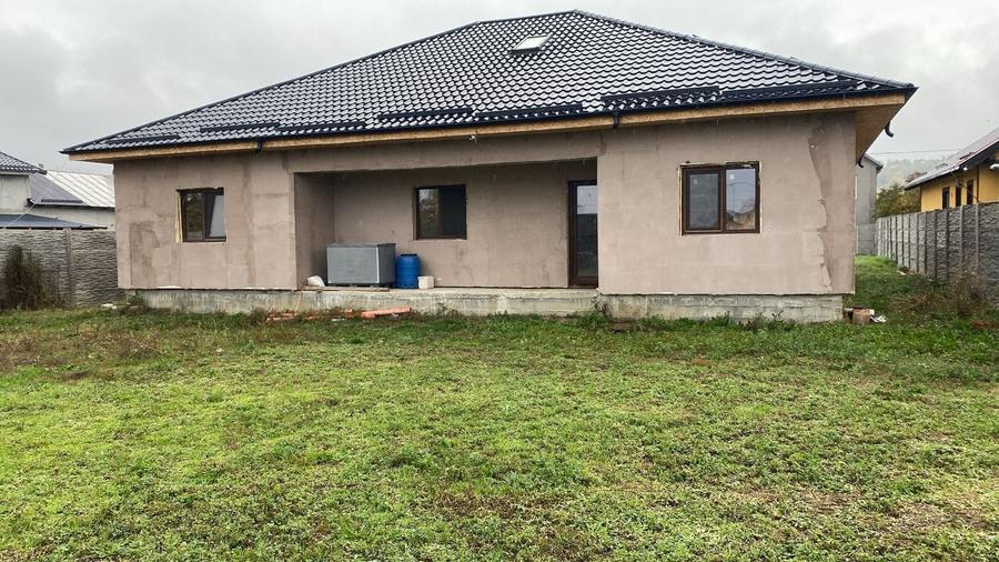 Casă cu 4 camere în Curtișoara