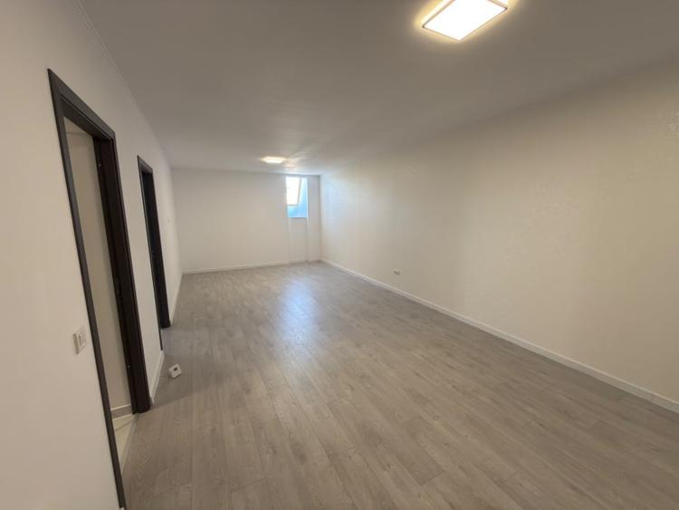 Casă individuală cu 9 camere cu Canalizare în Central