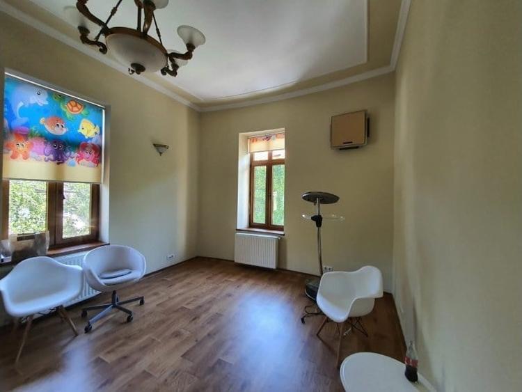 Casă cu 17 camere cu Garaj în P-ța Romană