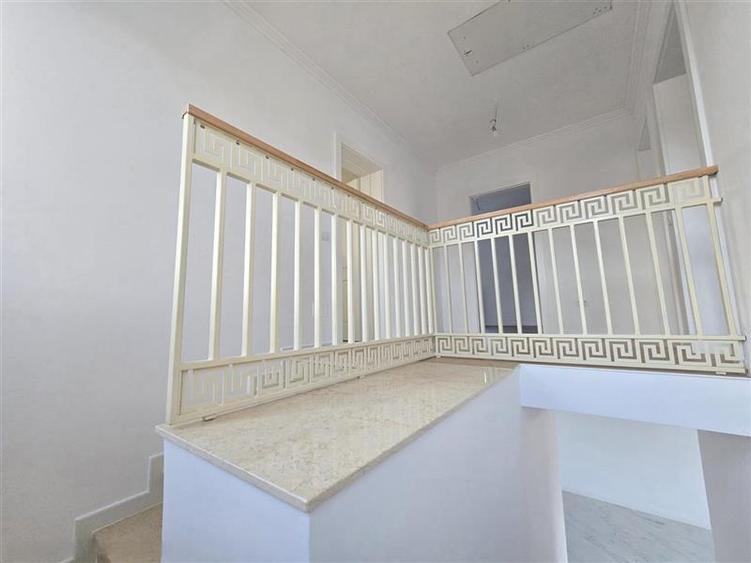 Apartament cu 4 camere decomandat în Lețcani