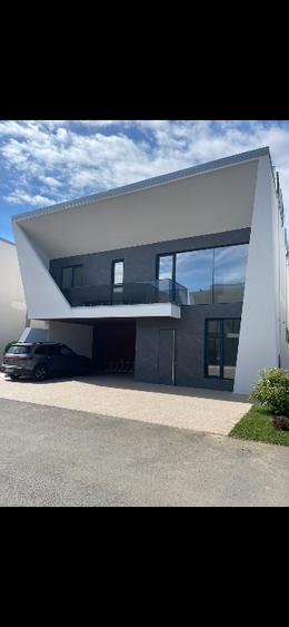 Duplex cu 5 camere cu Canalizare în Central