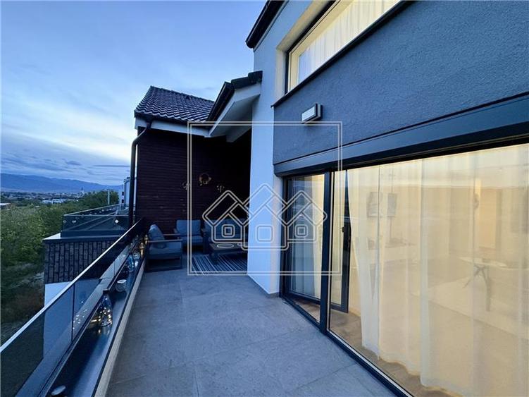 Penthouse cu 5 camere decomandat în Exterior Vest