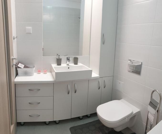 Apartament cu 3 camere semidecomandat, mobilat în Barbu Văcărescu