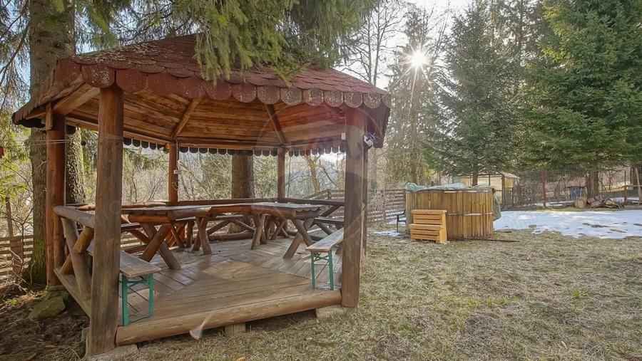 Casă cu 16 camere cu Teren 1368 Mp în Timișu de Sus