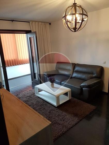 Apartament cu 2 camere decomandat, mobilat în P-ța Victoriei