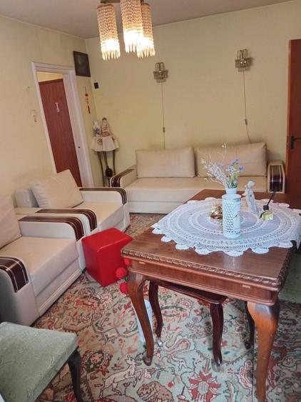 Apartament cu 3 camere semidecomandat în Drumul Taberei
