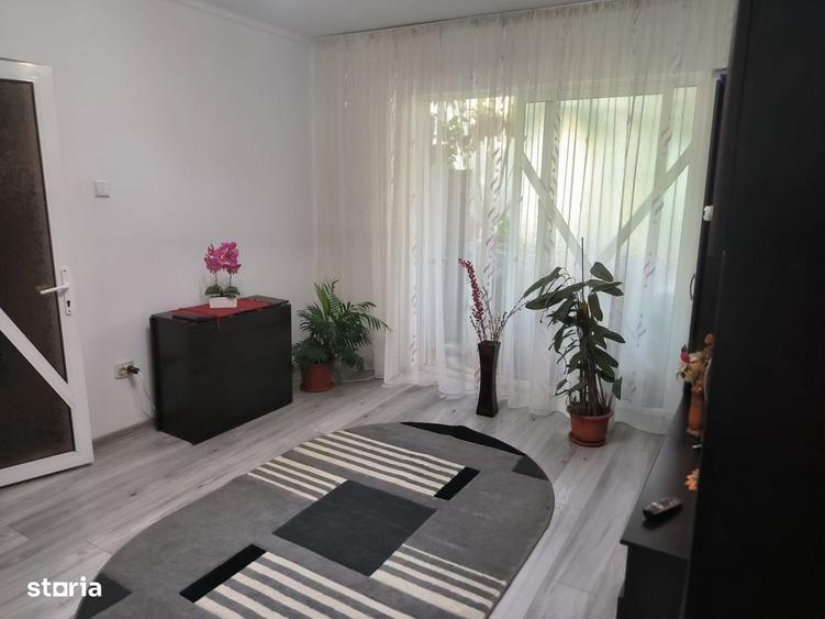 Apartament cu 3 camere semidecomandat în Vest
