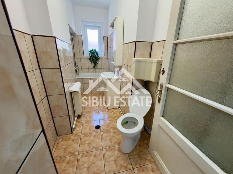 Duplex cu 12 camere cu Canalizare în Central