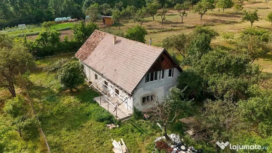 Casă cu 6 camere cu Teren 1000 Mp în Angheluș