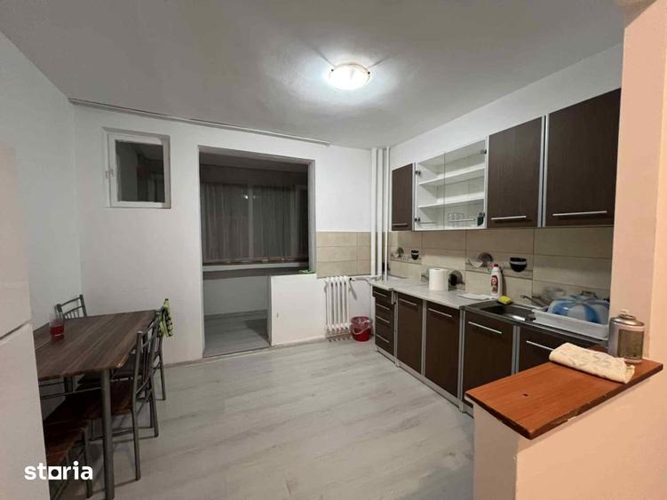 Apartament cu 3 camere decomandat în Girocului