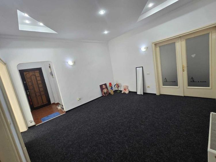 Apartament cu 4 camere semidecomandat în Victoriei
