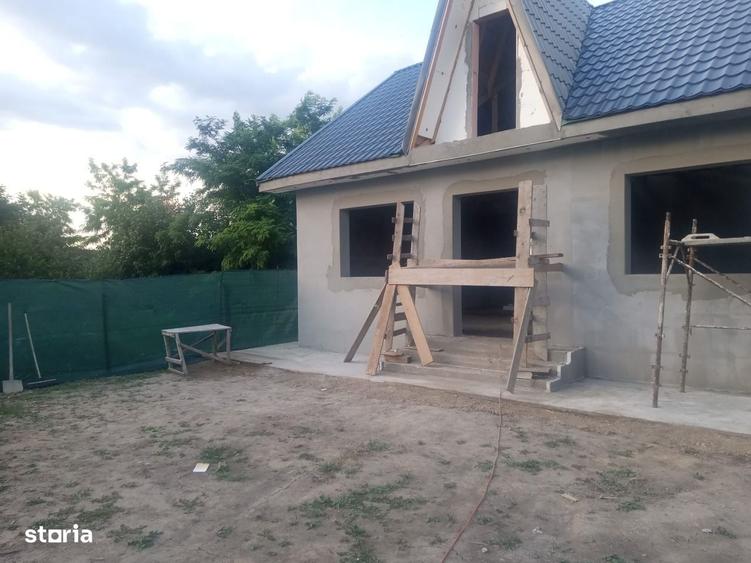 Casă cu 4 camere în Lumina