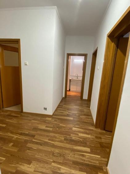 Apartament cu 10 camere decomandat în Aviatorilor