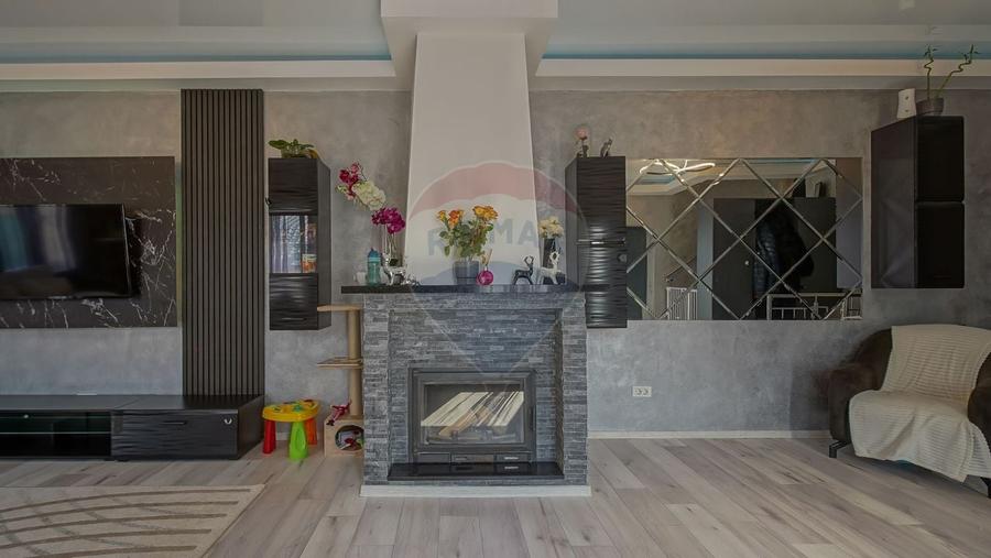 Casă individuală cu 6 camere cu Teren 494 Mp în Vulcan