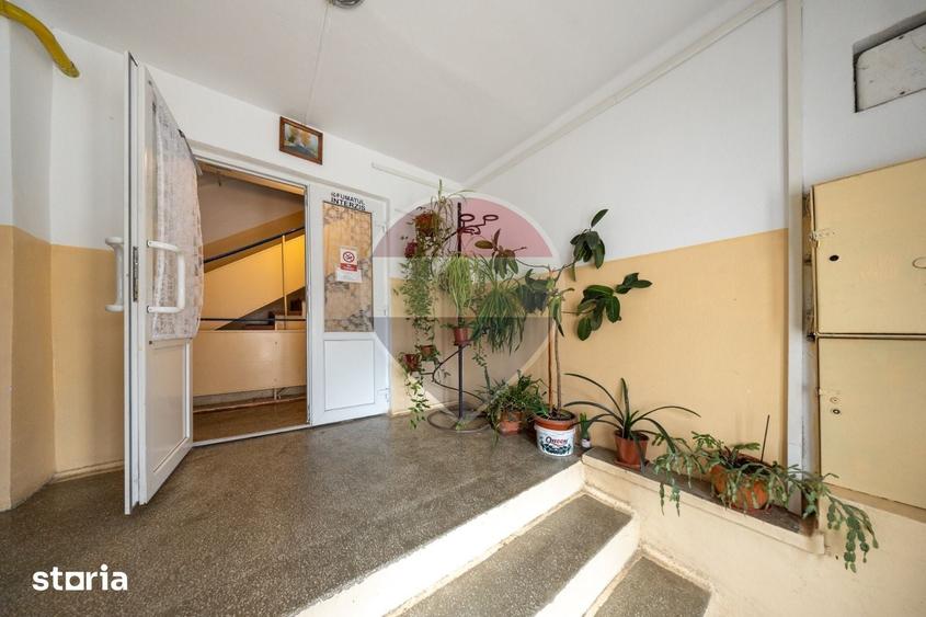 Apartament cu 3 camere decomandat în Tractorul