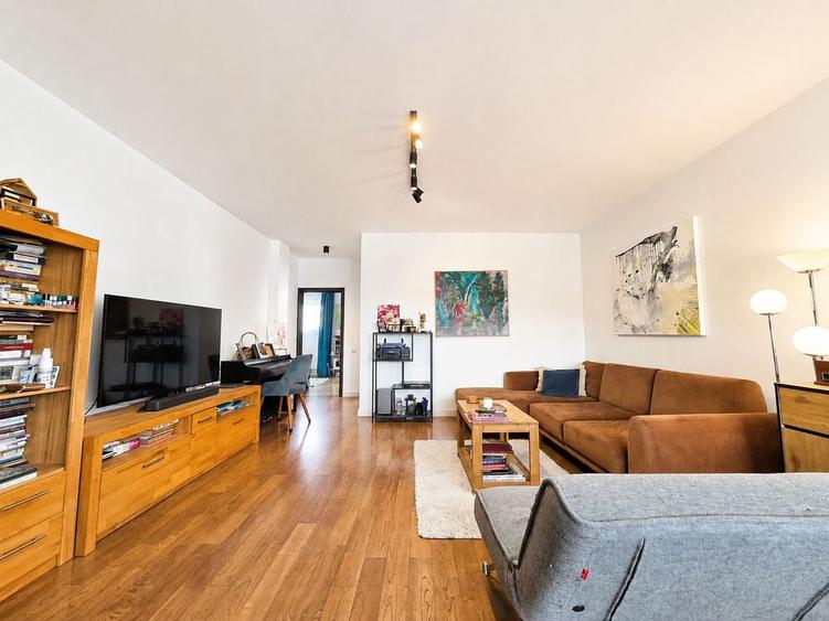 Apartament cu 3 camere semidecomandat, mobilat în Bună Ziua