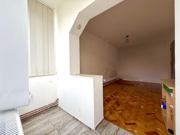 Apartament cu 3 camere decomandat, mobilat în Aradului
