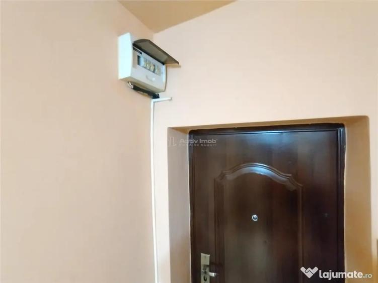 Apartament cu 3 camere decomandat în Bozovici