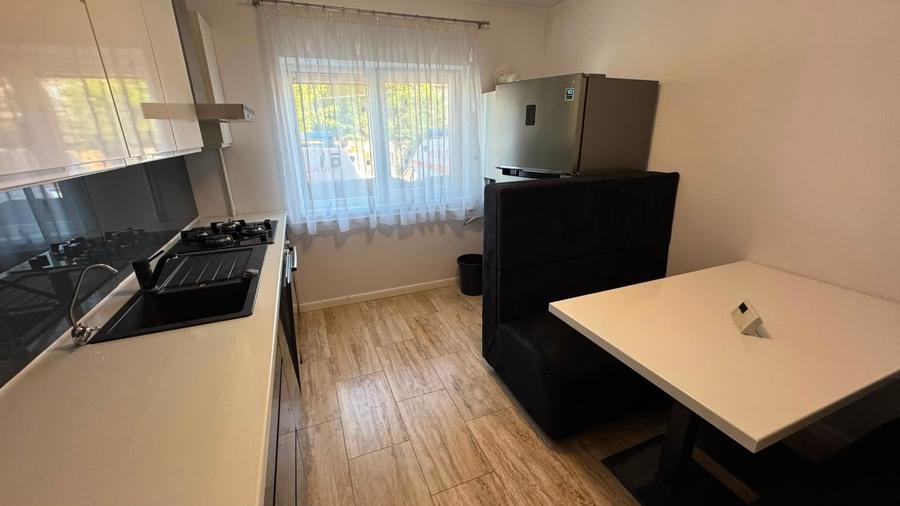 Duplex cu 10 camere cu Canalizare în 9 Mai