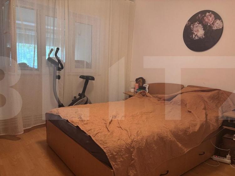 Apartament cu 3 camere semidecomandat, mobilat în Lipovei