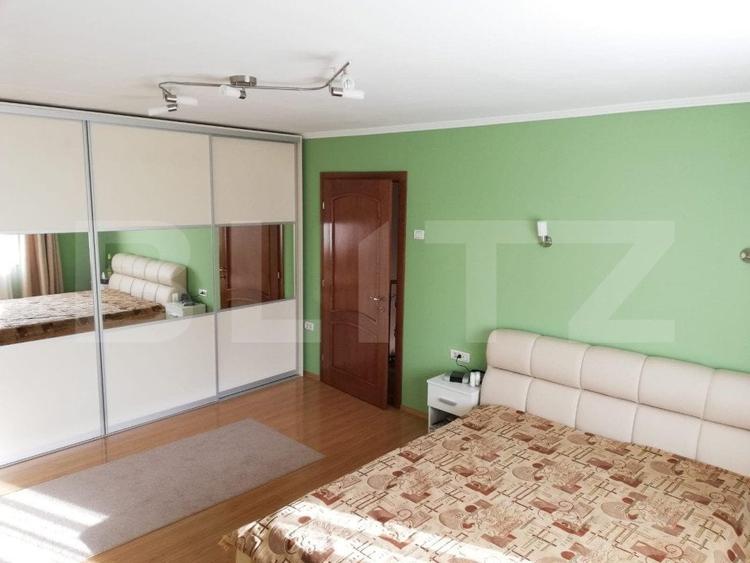 Casă individuală cu 8 camere cu Canalizare în Cristian