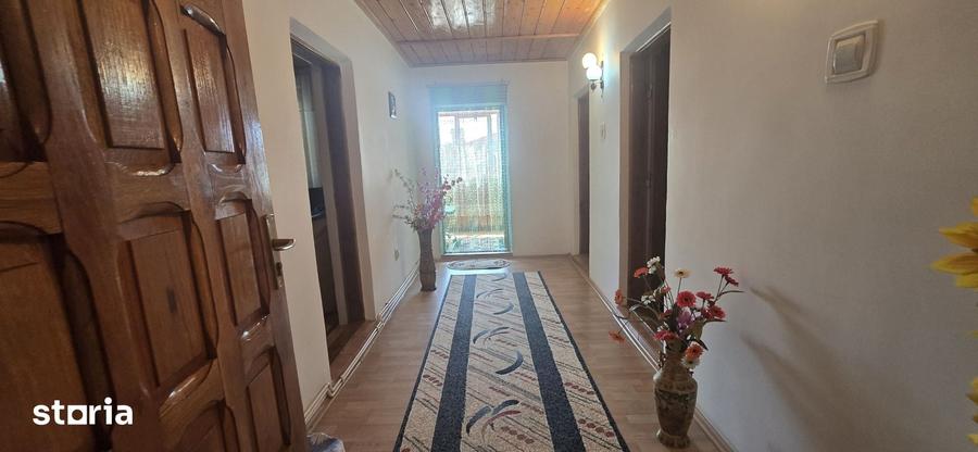 Casă cu 9 camere cu Teren 907 Mp în Central