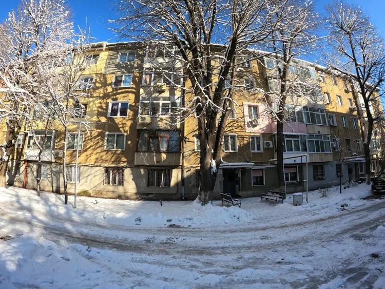 Apartament cu 3 camere semidecomandat, mobilat în Central