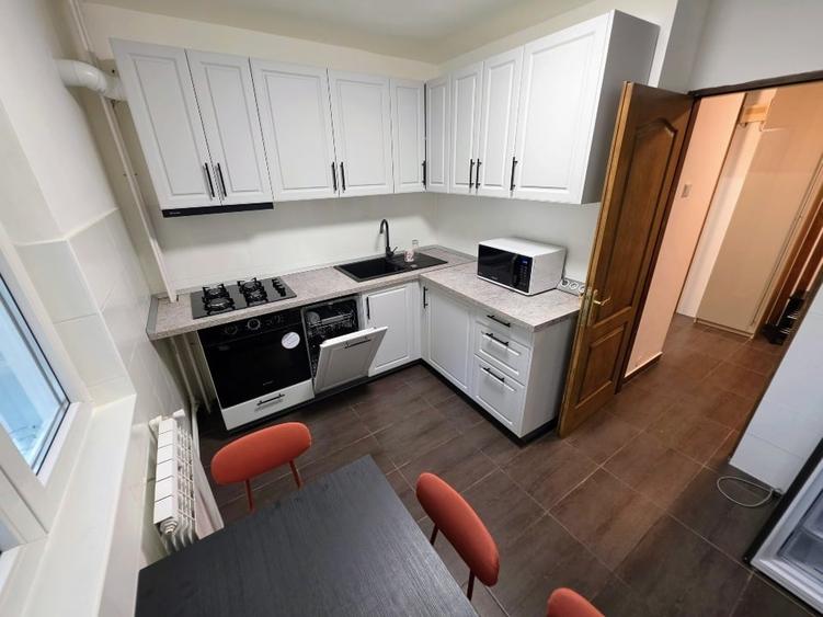 Apartament cu 3 camere semidecomandat, mobilat în Băneasa