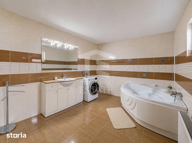 Casă cu 10 camere cu Teren 600 Mp în Lumina