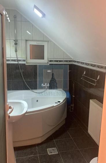 Apartament cu 3 camere decomandat în Schei